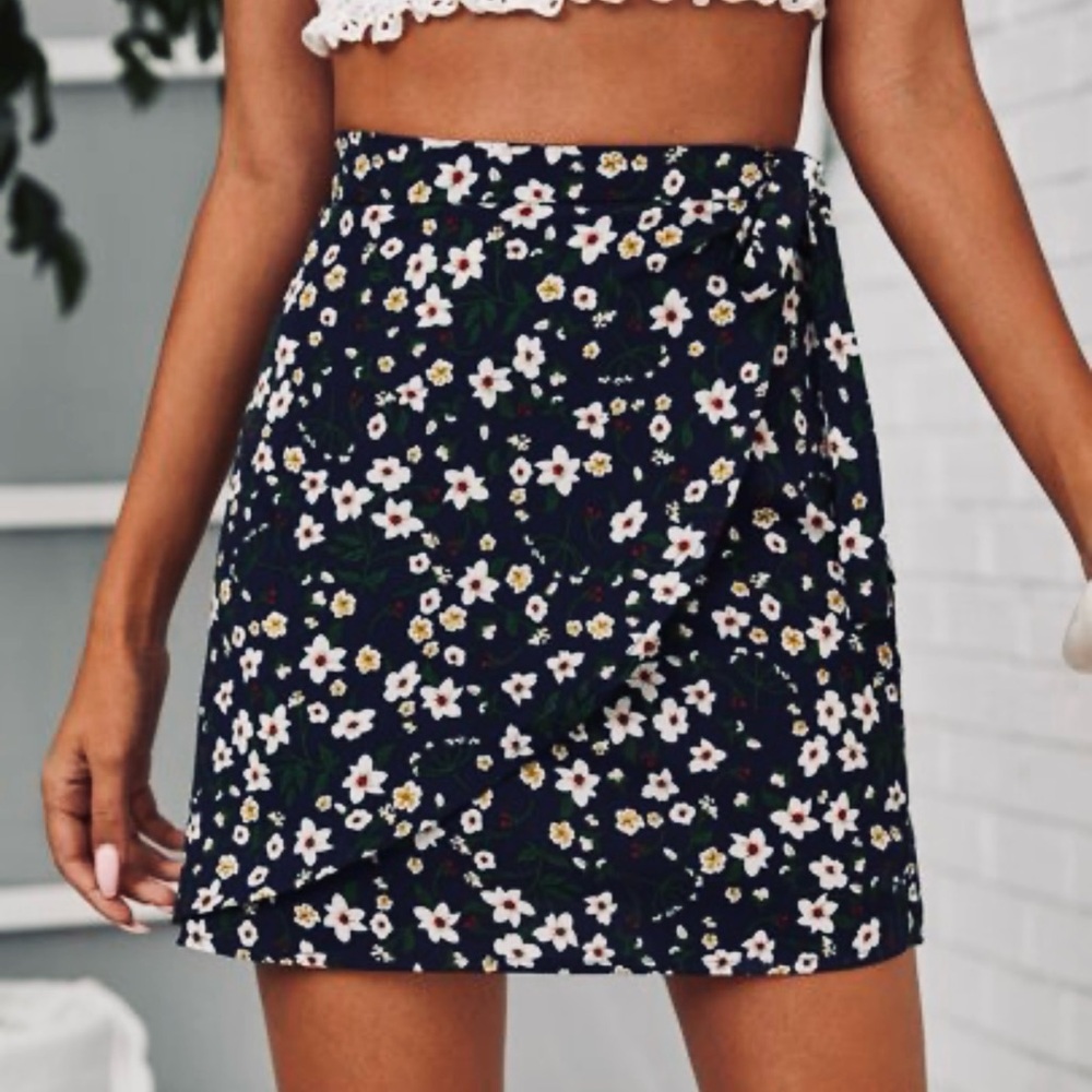 🤍💎Miami Floral Mini Skirt - Black and White